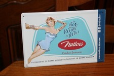 SUPERBE PLAQUE EN TOLE RELIEF PIN'UP / NATIVES DECO RETRO VINTAGE / 30 x 20 cm