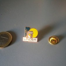 pin s broche LINDER tissus mode habillement rideau arc de triomphe soleil violay
