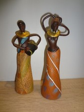 LOT DE 2 STATUETTES H. 20CM PERSONNAGE AFRICAINES MUSICIEN DANSEUSE DJEMBE LOT
