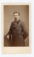 PHOTO CDV, un homme prend la