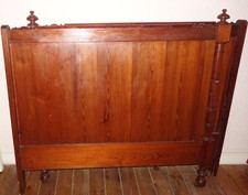 Superbe lit romantique à colonnes, vers 1830, en pichepin, sommier et matelas