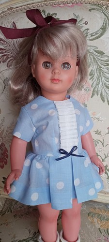 Jolie robe poupée modes - poupée, et