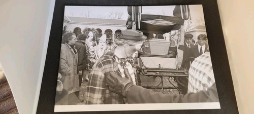 Photo clowns surrounding - photo,