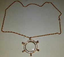 Médaillon dorée vintage en