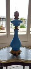 ancienne lampe à pétrole en opaline bleue