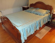 Dessus de lit et housses d'oreillers assortis en satin bleu TBE