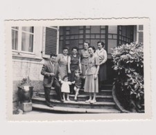 Snapshot groupe personnes adultes enfants marches maison vase vernaculaire 1956