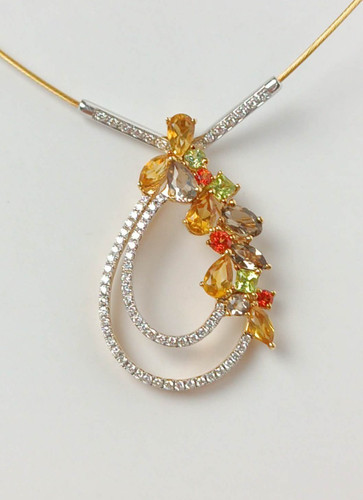Collier semi rigide pendentif