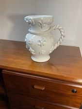 GROS PICHET CERAMIQUE MALICORNE SIGNÉ EMILE TESSIER , DÉCOR FLEURS DE LYS