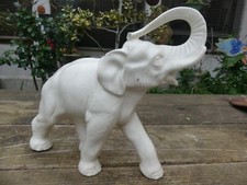 Statuette elephant en faience trompe levée 25cm de long 20cm haut manque bout de