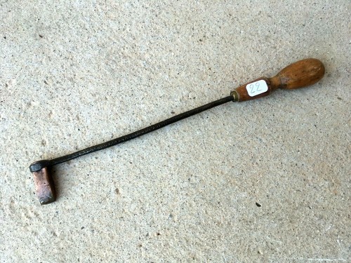 Old tool outil - /,