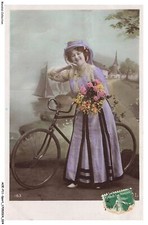 AOEP11-0974-SPORT - UNE FEMME - UN VELO ET UN BOUQUET DE FLEURS