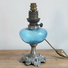 Lampe à Pétrole Électrifiée Verre Bleu Pied Style Rocaille en Régule 26 cm