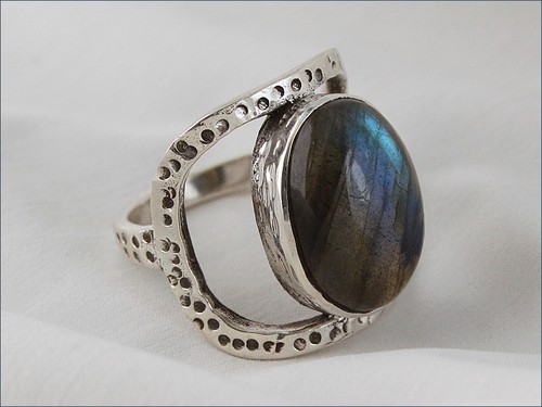 Grosse bague avec - , labradorite