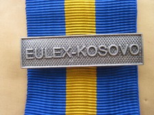 Agrafe  EULEX  KOSOVO   ( métal argenté )  pour la Médaille EUFOR