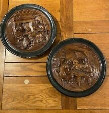 LOT 2 ANCIENNES ASSIETTES DECORATIVES MURALES en plâtre en relief signées BRAGEU