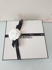 Boîte CHANEL Carrée   22 cm x 22 cm Camélia  Blanc   Ruban Noir     Neuve