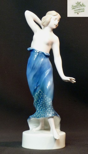 Joli sujet statue - a,