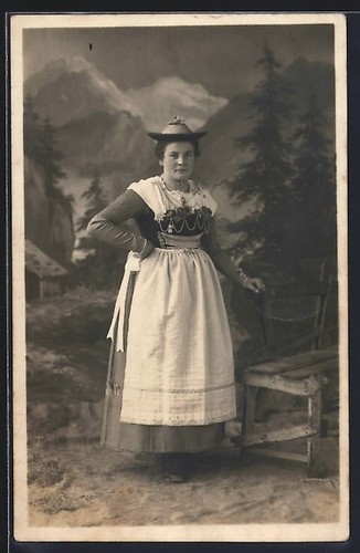 Femme costume bavarois dans - en,