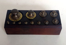 Ancien coffret bois de 12 poids de balance ROBERVAL en laiton de 500 gr  à 1 gr