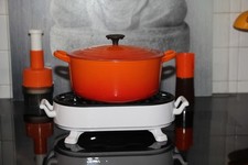 Chauffe plat en fonte émaillée " STAUB " Blanc et noir Vintage