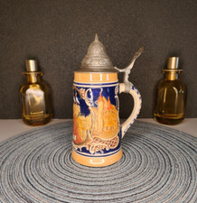 Ancienne chope de bière en grès. Alsace décor reliefs cigogne maisons en couleur