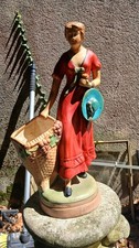 Statue en terre cuite Céramique polychrome Jeune femme au panier (H 51 cm)