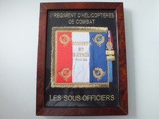 cadre PORTE DRAPEAUX 6 EME