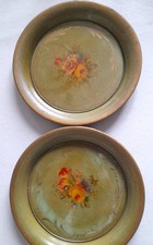 2 assiettes métal émaillé + plaques verre bouquet au centre