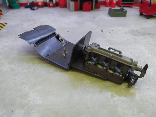 Planché et moteur - 1/18,