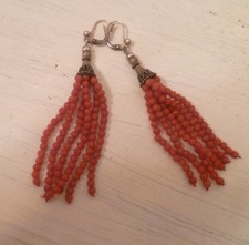 PAIRE DE BOUCLES D'OREILLE PERLES DE CORAIL