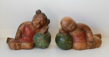 Sculpture couple asiatique serres livres en bois
