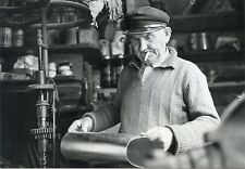 CARTE POSTALE PHOTO THIERRY LAMBLOT COUVREUR ZINGUEUR A THIN LE MOUTIER 1977