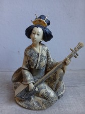 Ancienne Statue Geisha à genou en kimono jouant du shamisen japonais - H 23cm