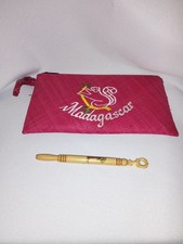 Pochette trousse brodé en Raphia rabanne de Madagascar + Stylo Bois  SoaArtShop 