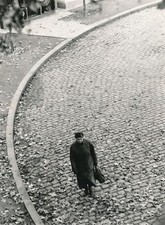 photo Femme marchant dans la rue ligne architecture argentique vintage pavés