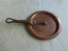 TRES ANCIEN COUVERCLE EN CUIVRE ETAME