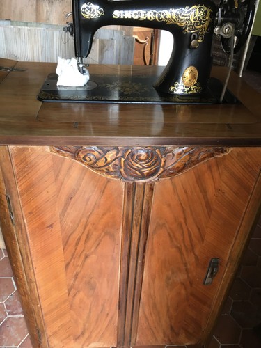 Meuble avec ancienne - , machine