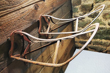 RARE PORTE SELLE CHEVAL EN FER