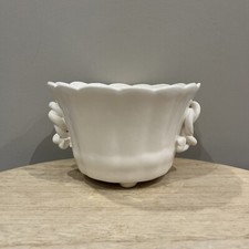 Joli Petit Cache Pot en Faïence Blanche à Bords Ondulés Anses Torsadées 3 Pieds