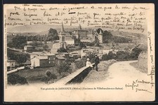 CPA Jarnioux, Vue générale du village et du château en arrière-plan 