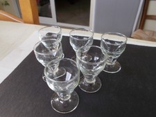 6 anciens verres à pied, à liqueur, en verre.