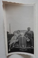 PHOTO ORIGINALE D'UN COUPLE POSANT AVEC VOITURE RENAULT MONAQUATRE EN 1937