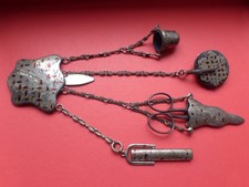 Ancienne chatelaine de couturiere porte aiguille , dé , ciseaux , gomme