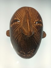 Masque « Passeport » ovale à haut nez et scarifications linéaires – Terre cuite