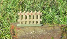 JOUET FIGURINE COMPOSITION PLATRE ET FARINE /  LA FERME : BARRIERE