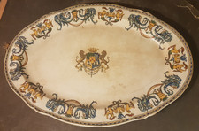 Grand plat armorié en faïence de Gien, décor grotesques Renaissance, fin XIXe