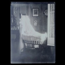 Négatif 18 x 13 / Ancienne photo plaque de verre / Post Mortem ? / Bébé berceau