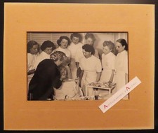 ● Jeanne GATINEAU dans son école de beauté photo Muret Berhaut - esthéticienne