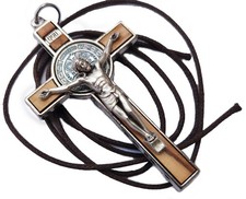Collier crucifix en bois